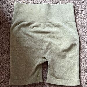 NWOT Women’s Size M High Waisted Workout scrunched booty shorts olive green